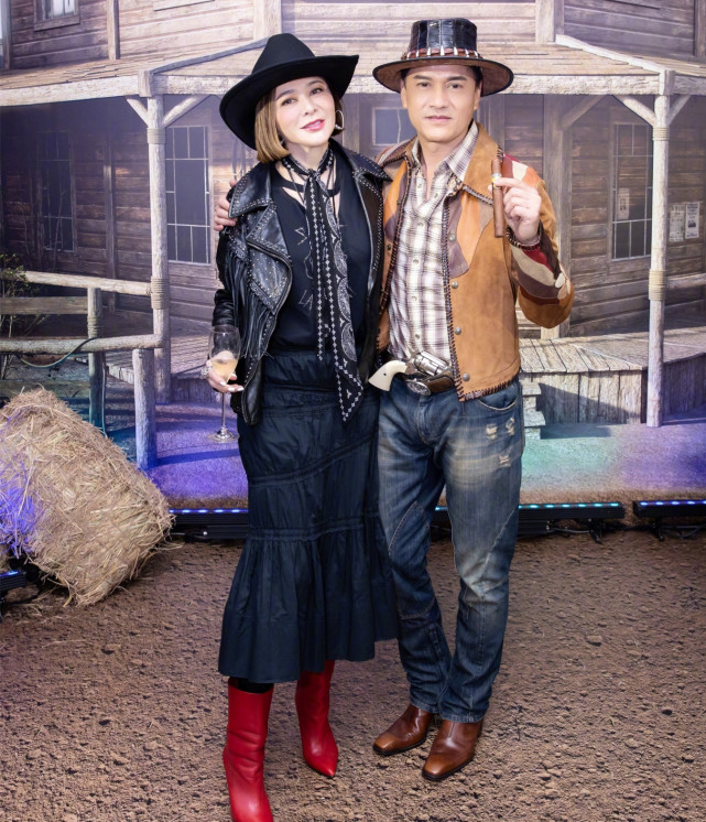 打扮成牛仔参加派对,吕良伟叼雪茄尽显霸气