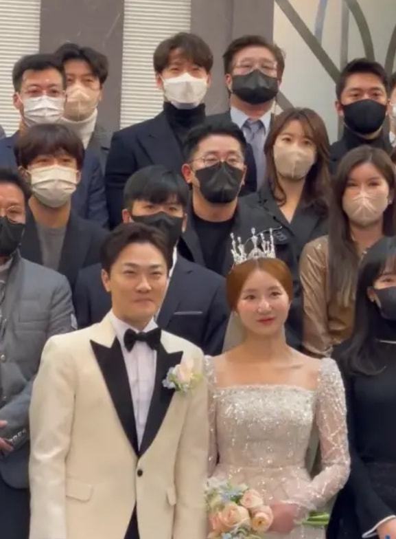 韩国男团nrg原成员李成真在2月迎娶了交往4年的化妆师女友.