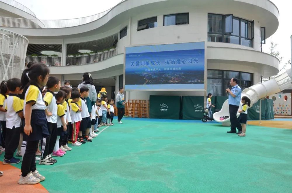 5月31日上午,新昌县公安局交警大队走进天姥幼儿园,为孩子们上了一堂