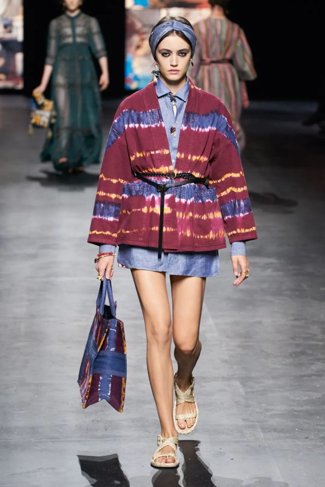 这个夏日,和闺蜜穿着"扎染"去海边!_腾讯新闻