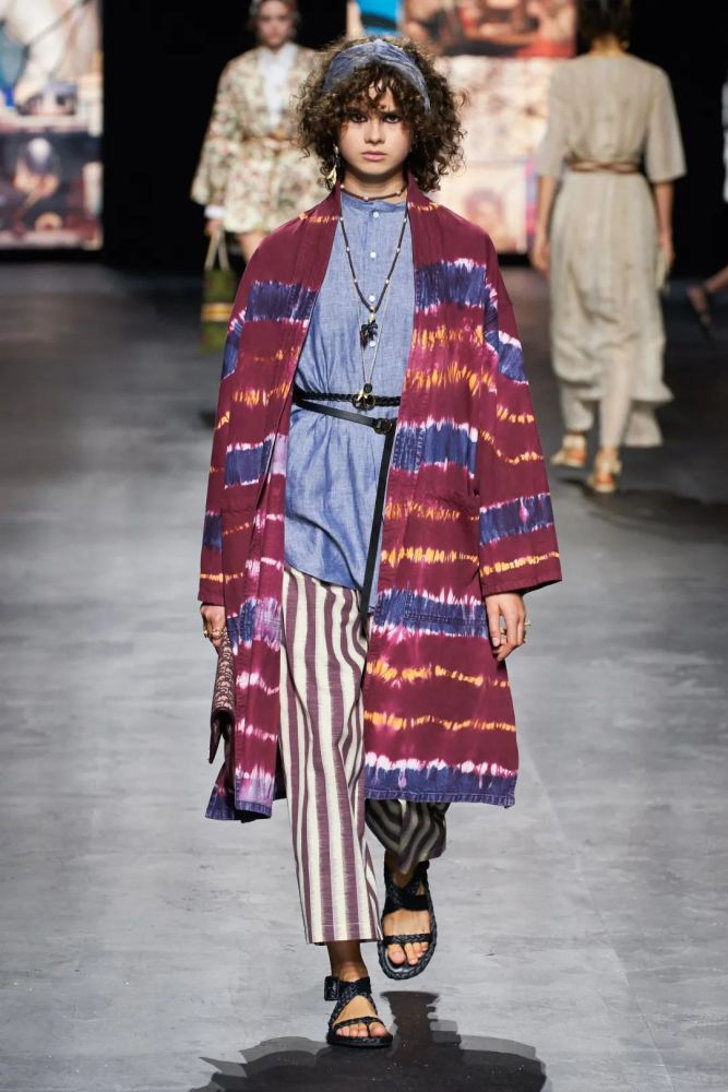 这个夏日,和闺蜜穿着"扎染"去海边!_腾讯新闻