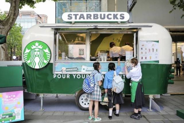 在星巴克咖啡车上,你能轻松get到"门店同款":拿铁,星冰乐,冰摇茶