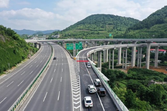 贵定县实现了镇镇通高速