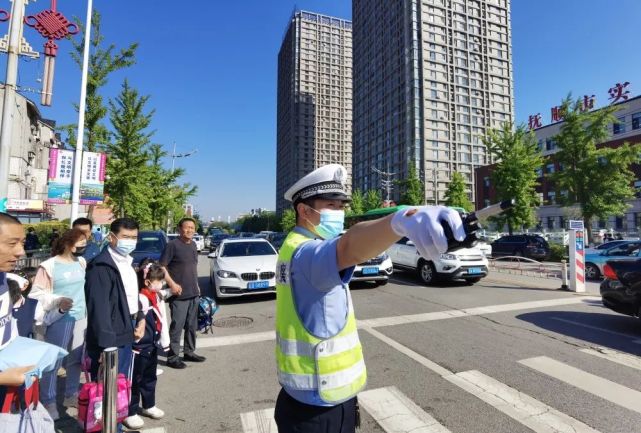 【快乐"六一"】抚顺交警"童"行伴成长!