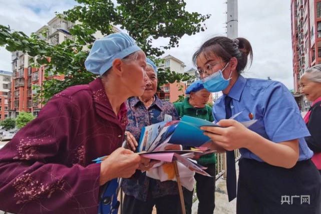 干部向群众普及防范养老诈骗的相关知识(央广网发 施秉县融媒体中心供