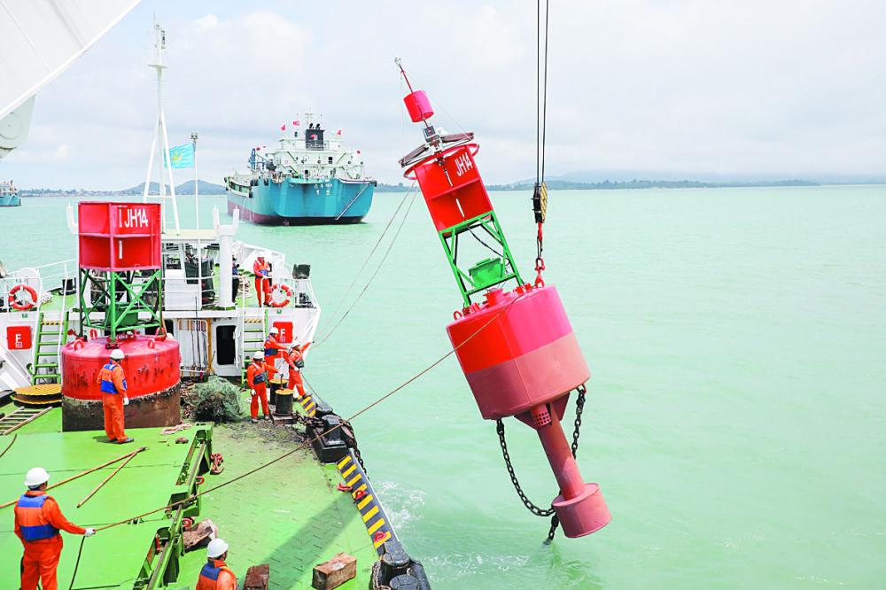 厦门港首座多功能智能航标投放可实时监测周边水域气象水文环境