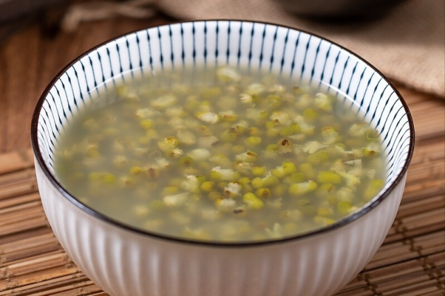 煮绿豆汤切忌直接下锅提前做好1步10分钟软烂开花又起沙