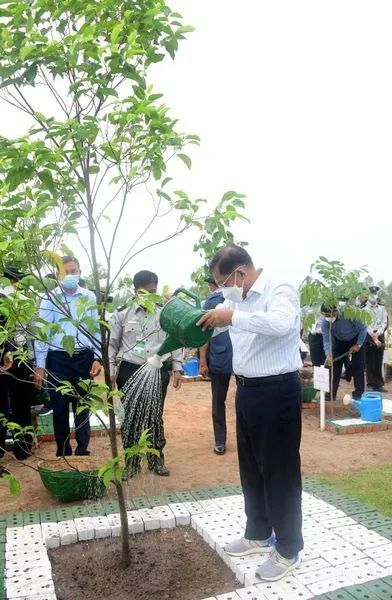 缅甸国管委主席敏昂莱参加植树活动，呼吁公众积极参与绿化建设王卡领取腾讯视频会员2023已更新(腾讯/今日)