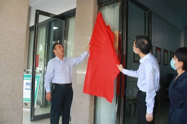 關工委名譽副主任王養慶,市關工委駐會委員林效東,市關工委辦公室主任