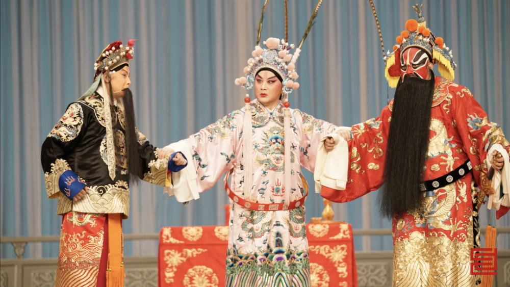 京剧《辕门射戟》中,吕布扮演刘备,纪灵争端中间调和人的角色,是典型