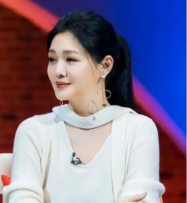 2021年11月22日,两人宣布离婚,11年的婚姻走到了尽头.