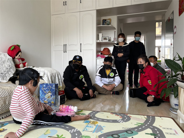 晨报快讯汪清县残联携手网红东北划拉哥看望慰问残疾儿童