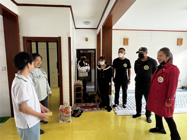 晨报快讯汪清县残联携手网红东北划拉哥看望慰问残疾儿童