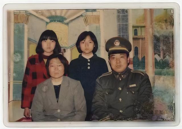 "多年后,公安英烈子女穿上英挺的警服,立志延续父辈为之献身的光荣