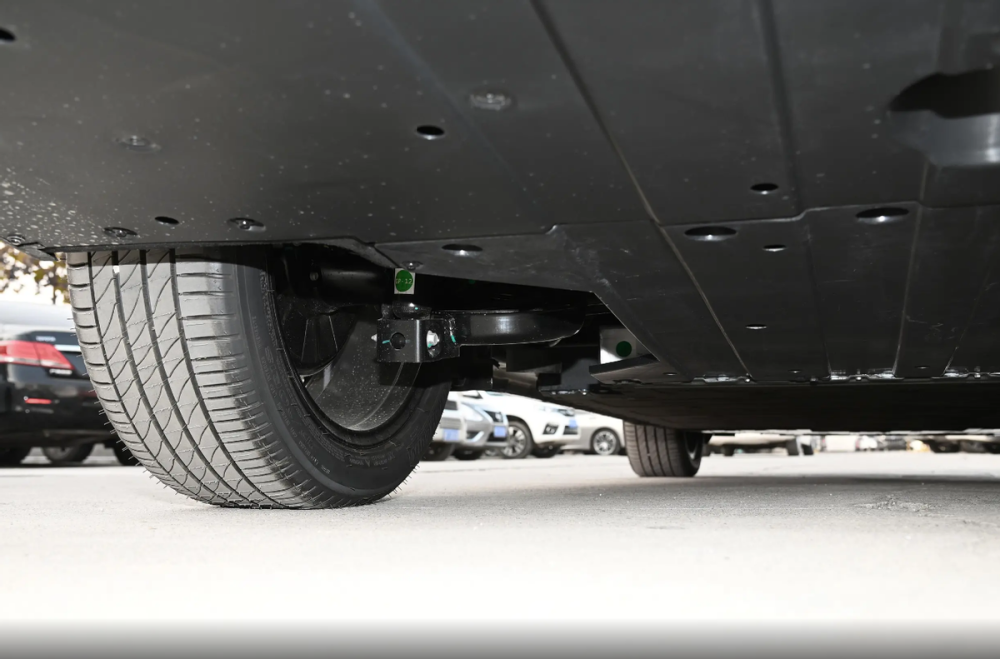 底盘方面,2022款小鹏p5全系采用了前置前驱的驱动方式,悬架方面则配备