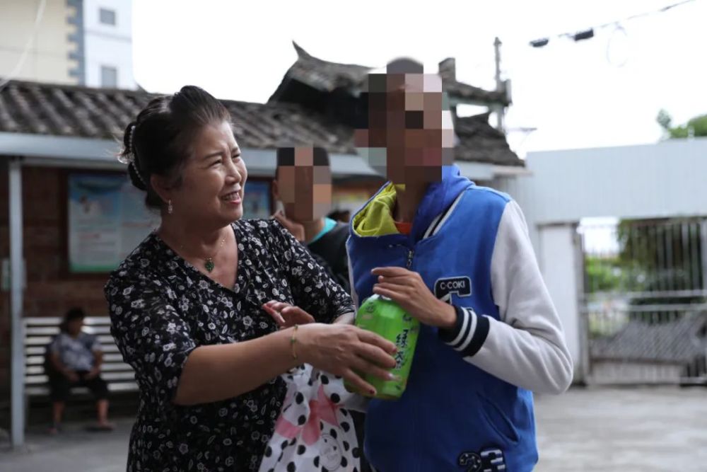 所有需要办理手续的单位签字盖章,2012年,肖建玲顺利取得合法营业执照