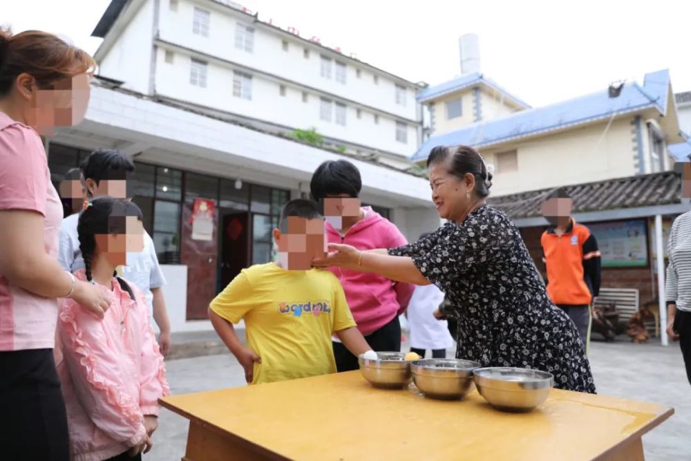 尽管有所准备,但第一次面对那么多需要帮助的孩子,肖建玲还是有些意外