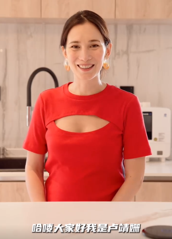 卢靖姗梳着简单的发型,化着淡妆,不知道是不是怀孕的原因,卢靖姗即便