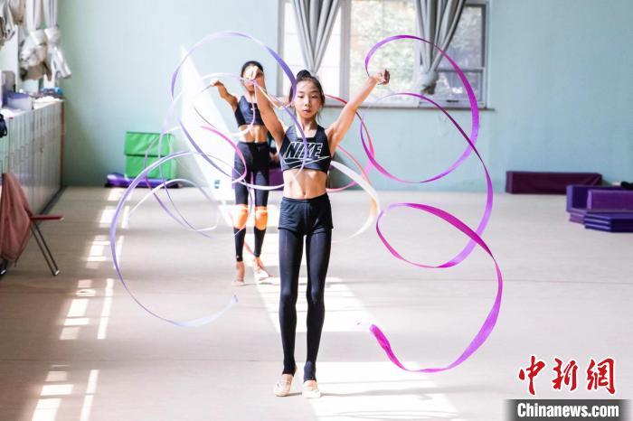 天津艺术体操少女王淇向世界展示中国之美