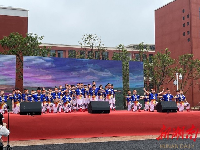 新邵县芙蓉学校载歌载舞欢庆六一_腾讯新闻