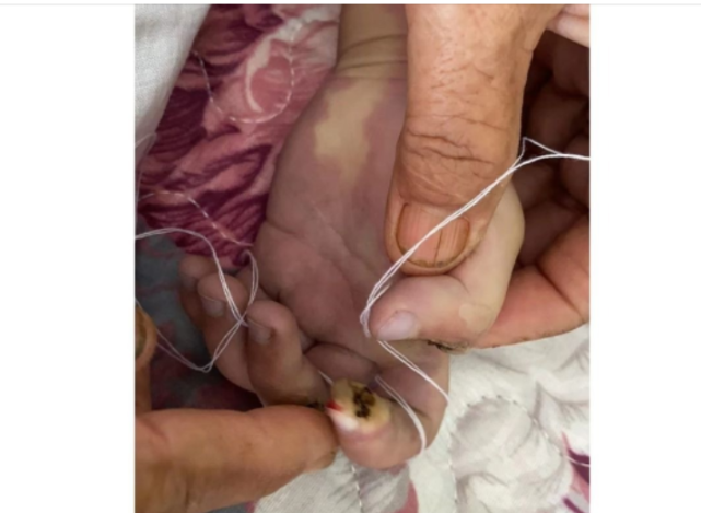 据了解,5月30日下午5点左右,触电死亡的孩子家长在店前卖东西,就一下