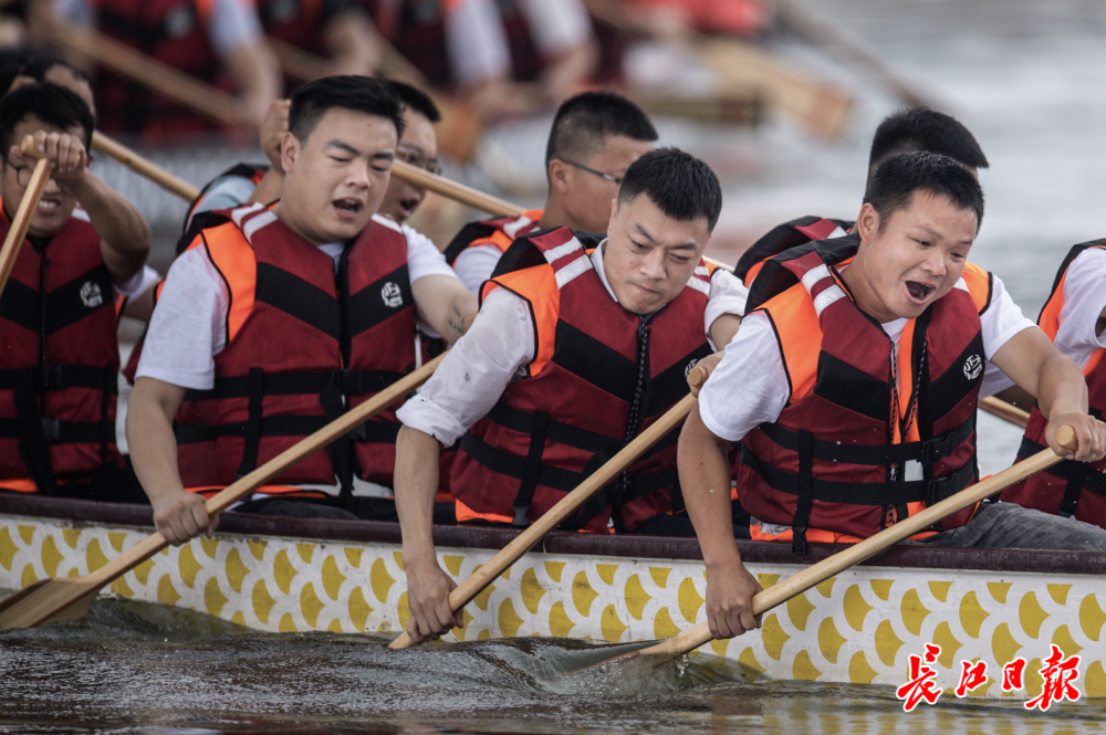 赛龙舟包粽子这里端午气氛浓