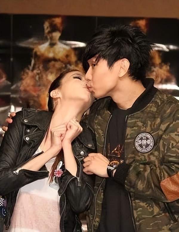 后来嫩模陈立冷晒出和林俊杰的亲密照,还和粉丝上演了一场舆论战.