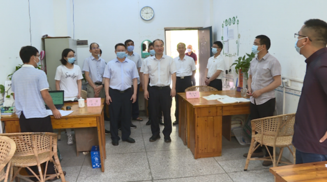 蓝贤林一行来到寻乌中学,实地察看学校保密室,监控室,广播站等场所