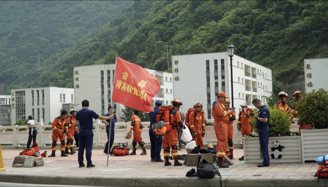 多图直击四川雅安地震救援现场