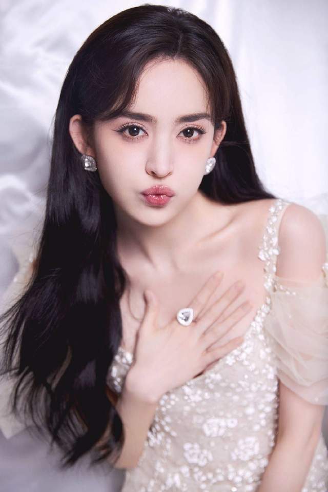 美女古力娜扎晒照火辣迷人小秀蛮腰事业线吸睛这身材太绝了