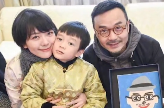 汪涵老婆罕晒儿子,7岁沐沐给妈妈织围巾,游泳获两块奖牌超优秀