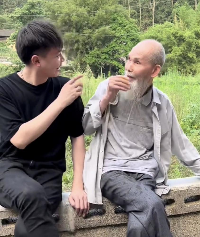 许华升为爷爷庆祝88岁大寿!