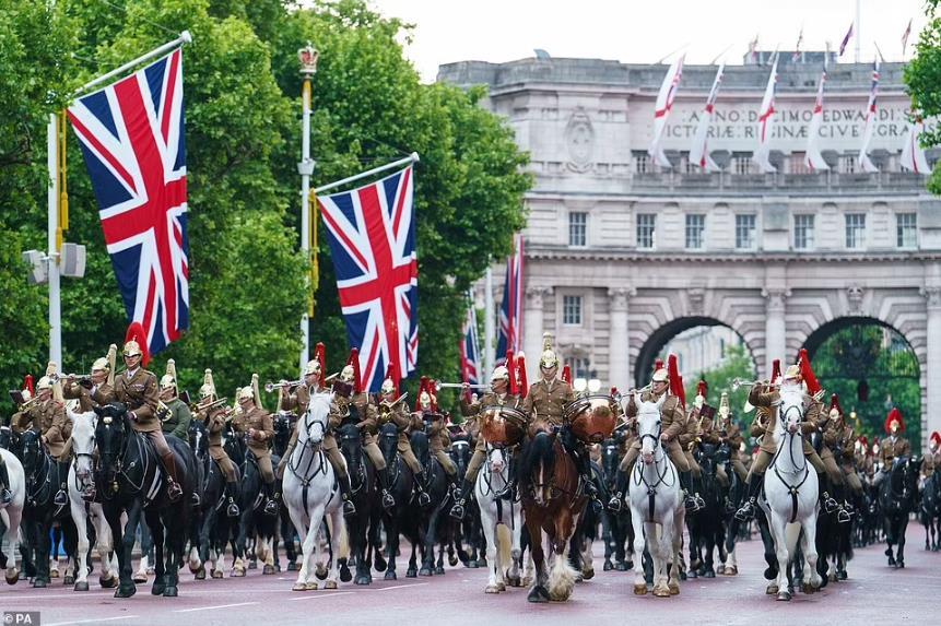 英国女王登基70周年大典2日举行：哈里梅根到场，全英都high起来了！精锐一对一价格表2019