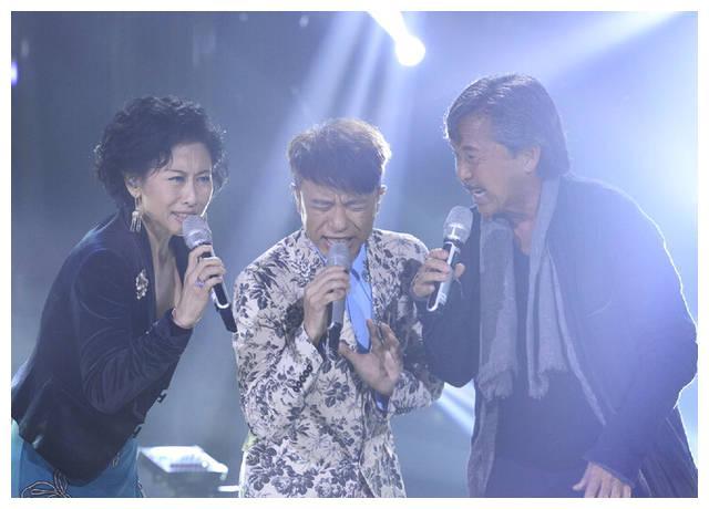 《我是歌手》节目中,李克勤在最终的歌王争霸环节请来了林子祥和