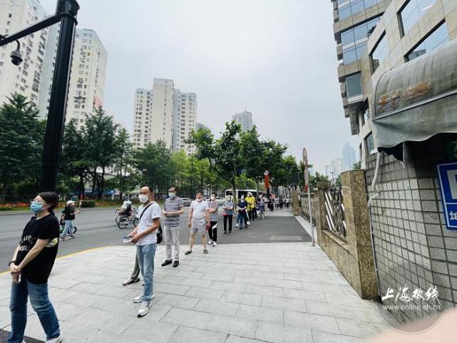 徐家汇部分核酸采样点排长队!天平路街道的人民还要注意!