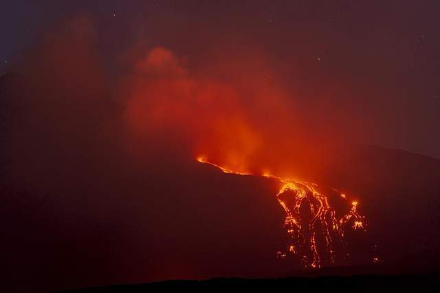 意大利埃特納火山噴發,岩漿翻湧成