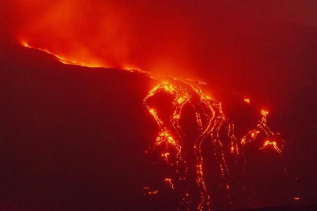 意大利埃特纳火山喷发岩浆翻涌成火海