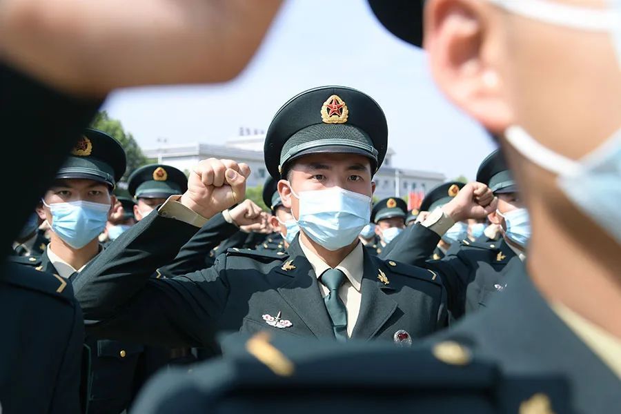 荣耀千余名新兵正式入列火箭军