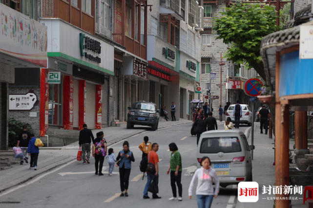 宝兴县城震后首个清晨:逐渐恢复的烟火气与排查安全隐患的忙碌身影