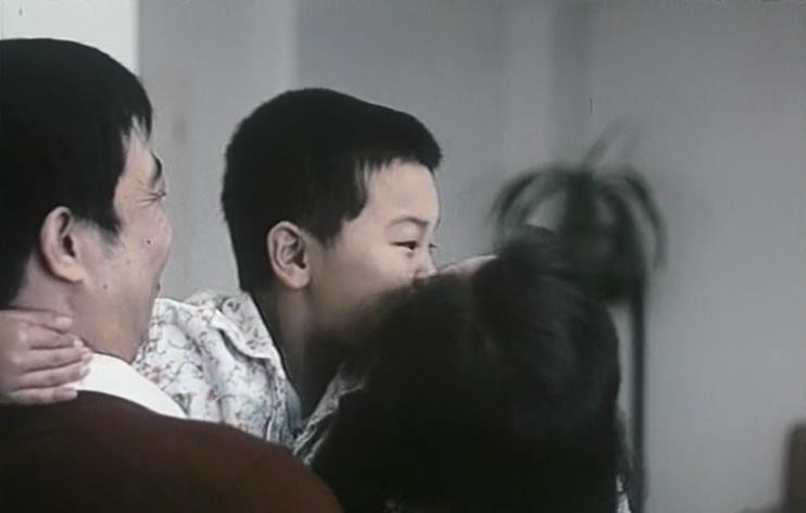 日本电子手表,让《霹雳贝贝》早已超脱了一部儿童电影的范畴,刻上了