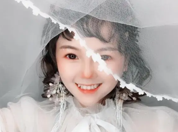 "最美袖珍人"黄韵伊,身高1米35酷似女明星,年入百万仍然单身_腾讯新闻