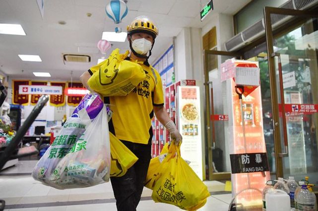 防疫一线的外卖小哥