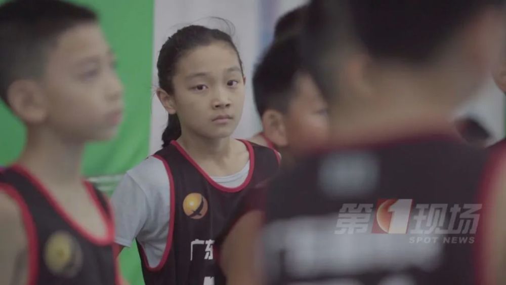 深圳9岁女科比一年pk同龄男孩拿下十冠这个篮球女孩火出圈