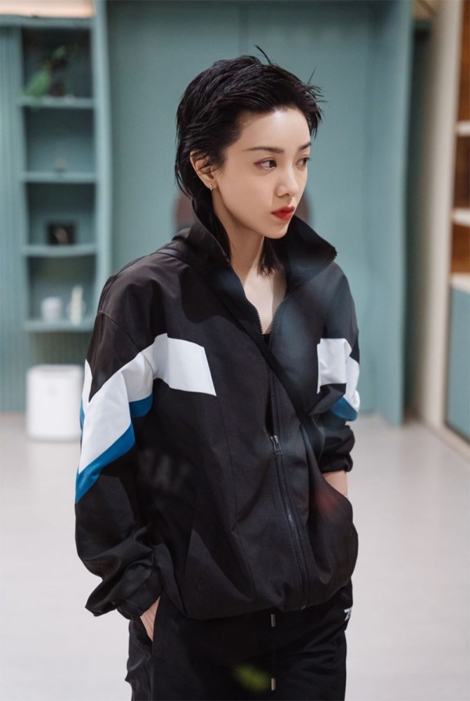 郭采洁乘风破浪一公舞台自己明天播出分享早期唱跳视频自称是烤骨