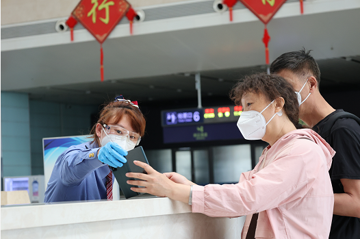 吉林车务段吉林站粽情服务旅客美好出行