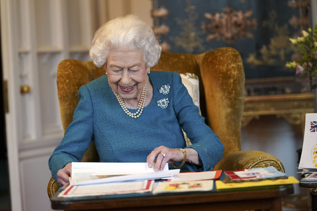 英国女王70年来首次缺席皇家阅兵仪式将在白金汉宫阳台接受敬礼