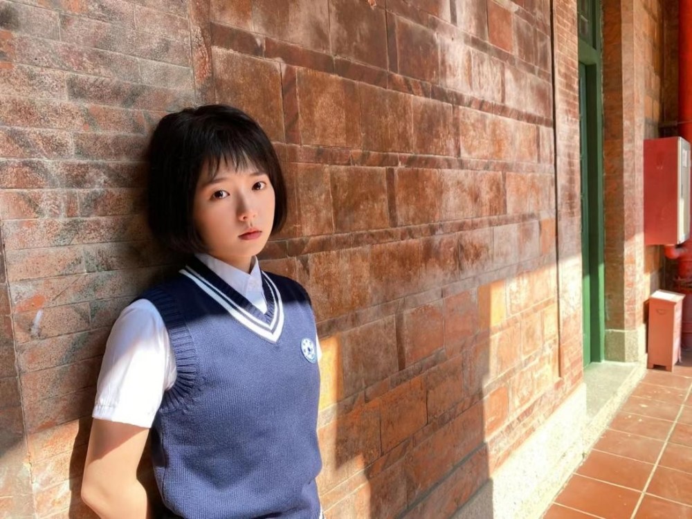 短发的何蓝逗也是显得很清纯,出挑的气质和颜值都是大家公认的,她凭借