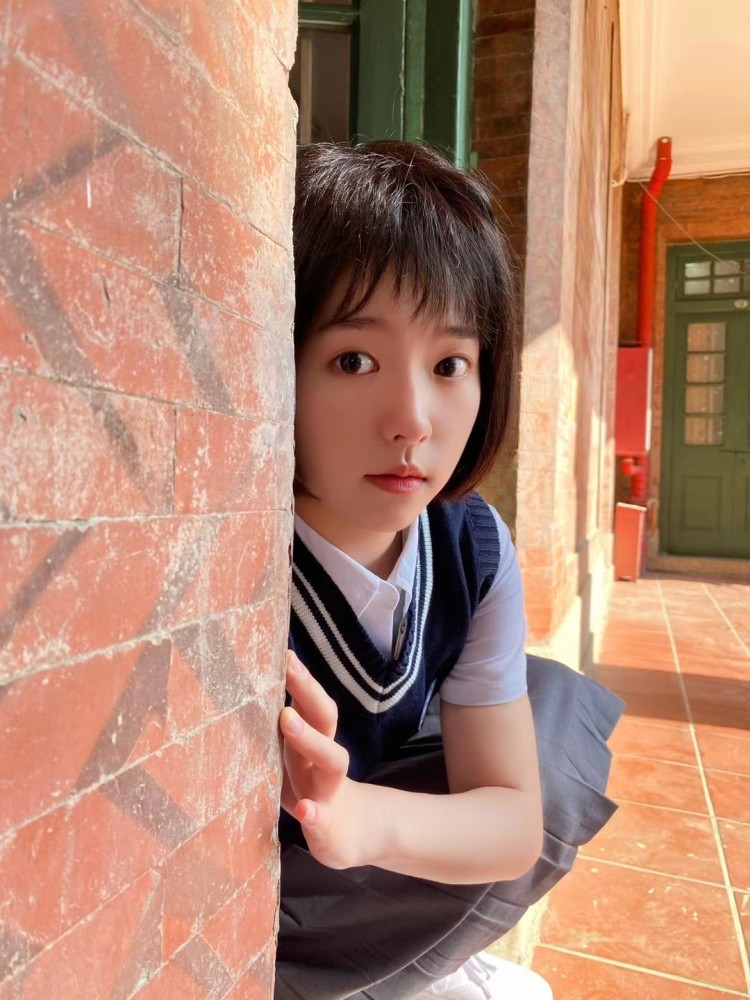 短发的何蓝逗也是显得很清纯,出挑的气质和颜值都是大家公认的,她凭借