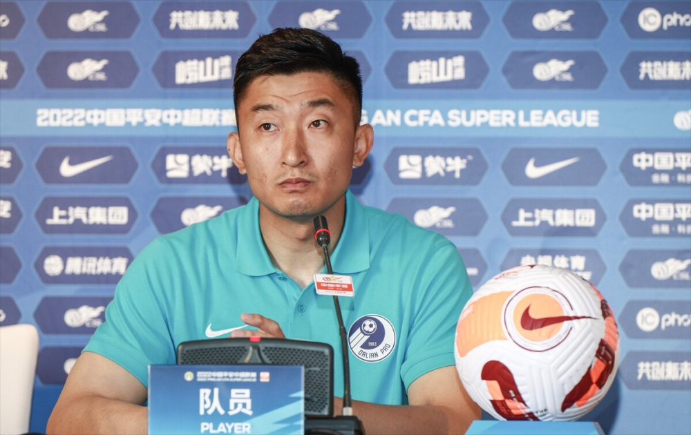 谢晖携张翀出席大连人队赛前发布会张翀对于球队降级表示抱歉