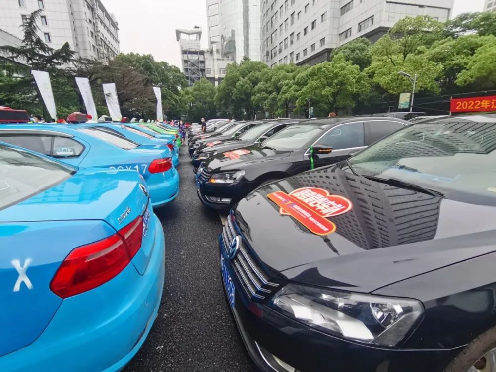 江西交通广播高考爱心车队连续二十一年出发